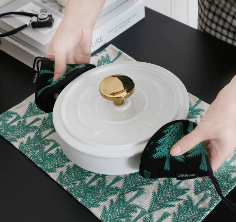 black and green pot grabber with a matching placemat